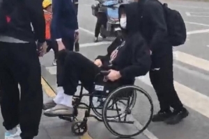 华体会体育-赵探长：曾凡博坐轮椅抵京 所罗门崴脚&amp;马上要去做治疗