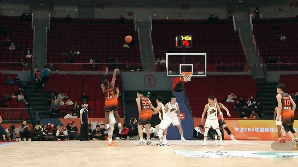 华体会app-23分大胜、豪取7连胜！山东男篮13记3分引爆全场，邱彪多次发飙