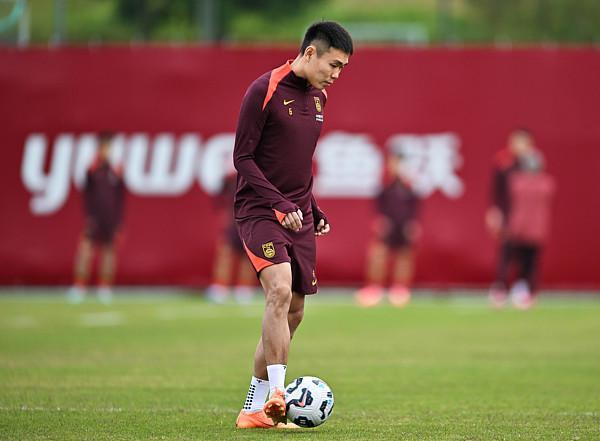华体会体育-王上源因腰伤缺席球队迪拜拉练 塞鸟已与球队会合
