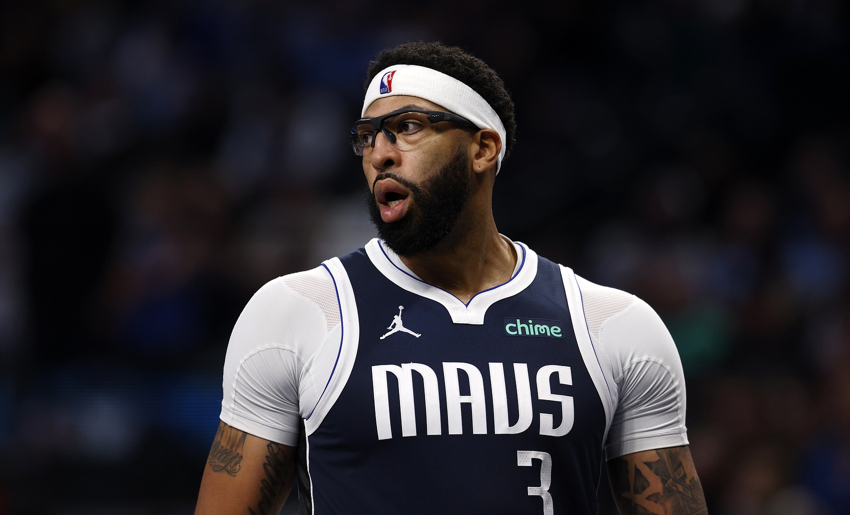 华体会app-Shams：浓眉正在洛杉矶与手部专科医生会面 至少缺席2-3个月！